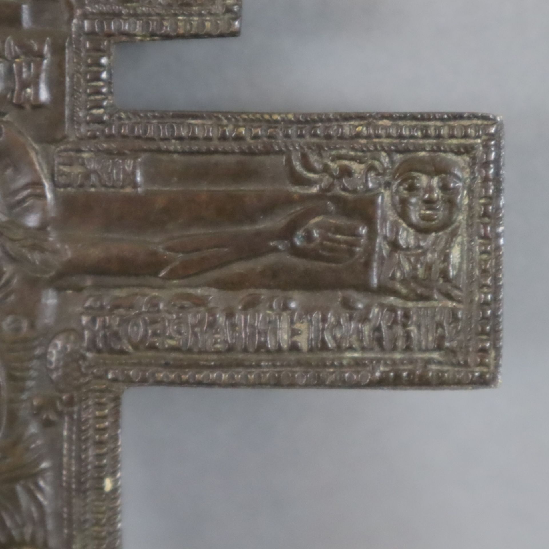 Segenskreuz - Russland, 19.Jh., Bronze, dunkel patiniert, reliefierte Darstellung Christi im Typus - Image 5 of 10