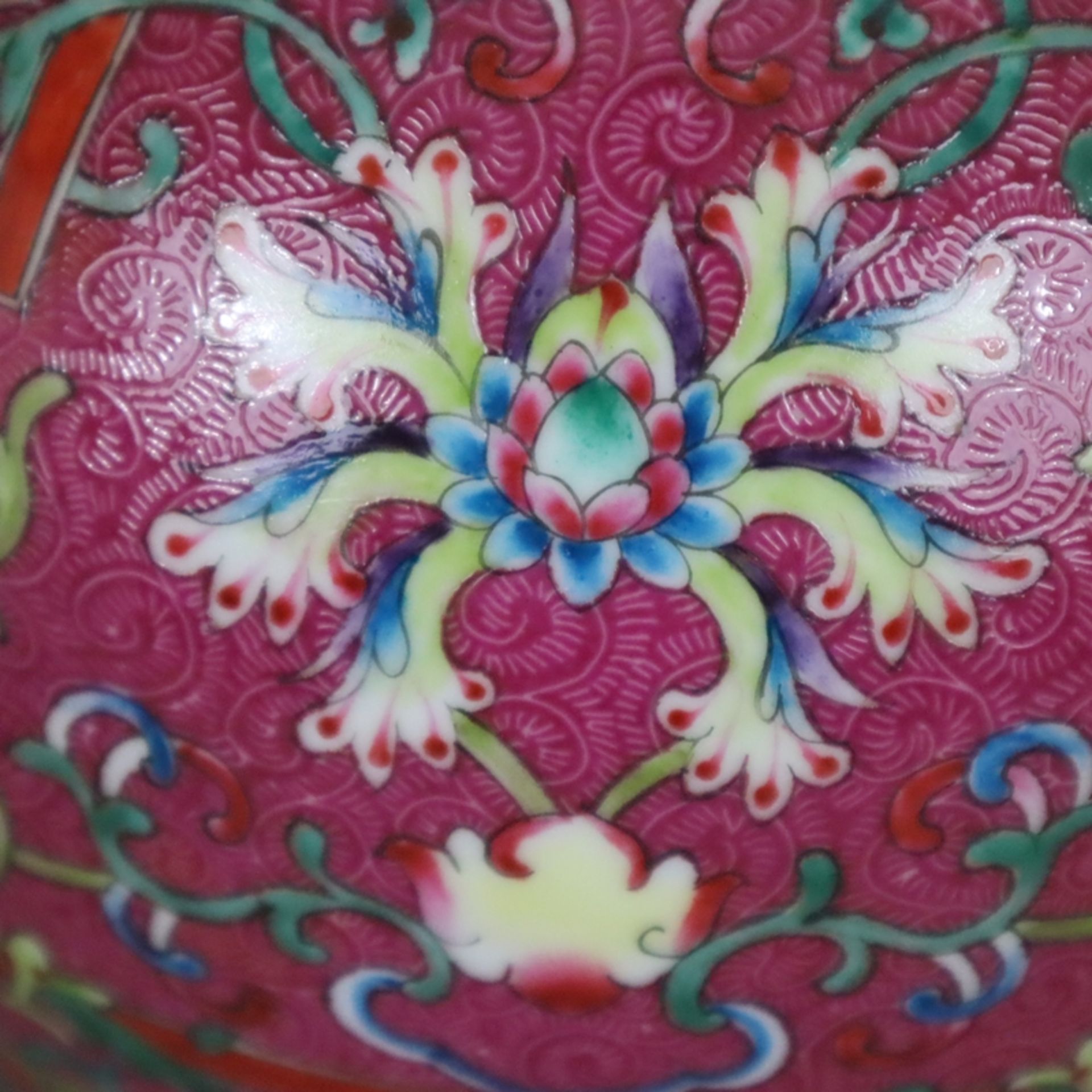 Doppelkürbis-Vase - China, Bemalung in polychromen Emailfarben mit mäandrierenden belaubten Ranken  - Bild 9 aus 13