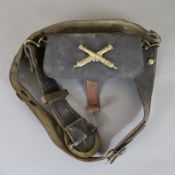 Antike Artillerie-Tasche mit Gürtel - Leder/ Holzkern mit Facheinteilung, Messing/-applikationen, c