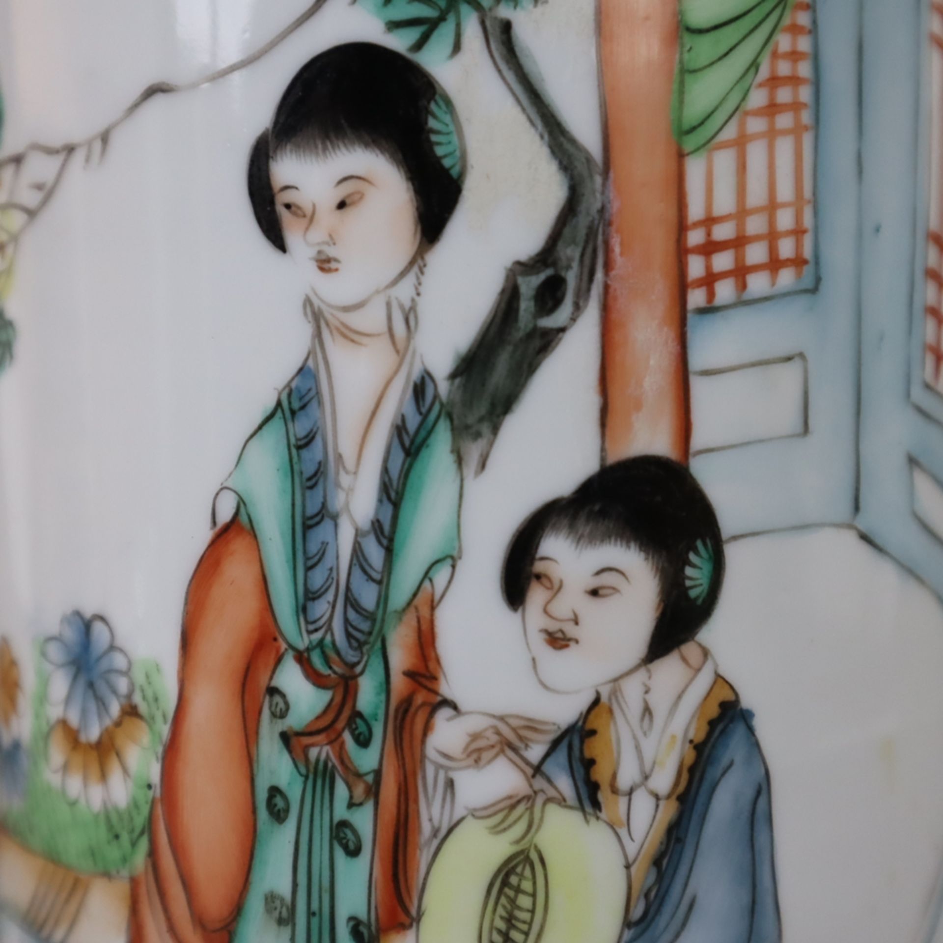 Hutständer - Porzellan, China, 20.Jh., zylindrische Form mit Hofdamen in stilisiertem Gartenpavillo - Bild 2 aus 6