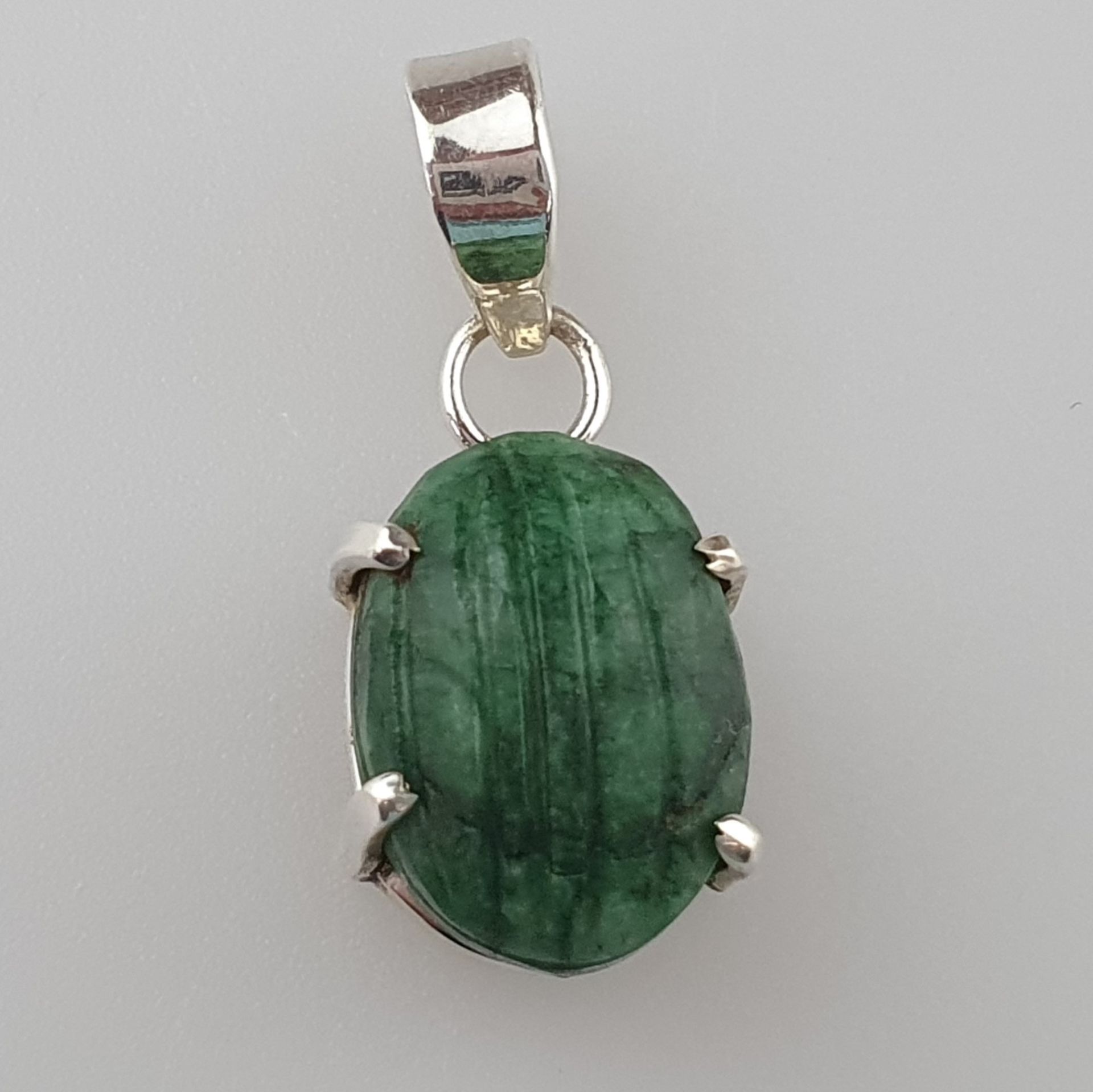 925 Silver Pendant with a Carved Emerald of 14ct, ca. 5,0g, total measurements: ca. 22 x 12,5 mm