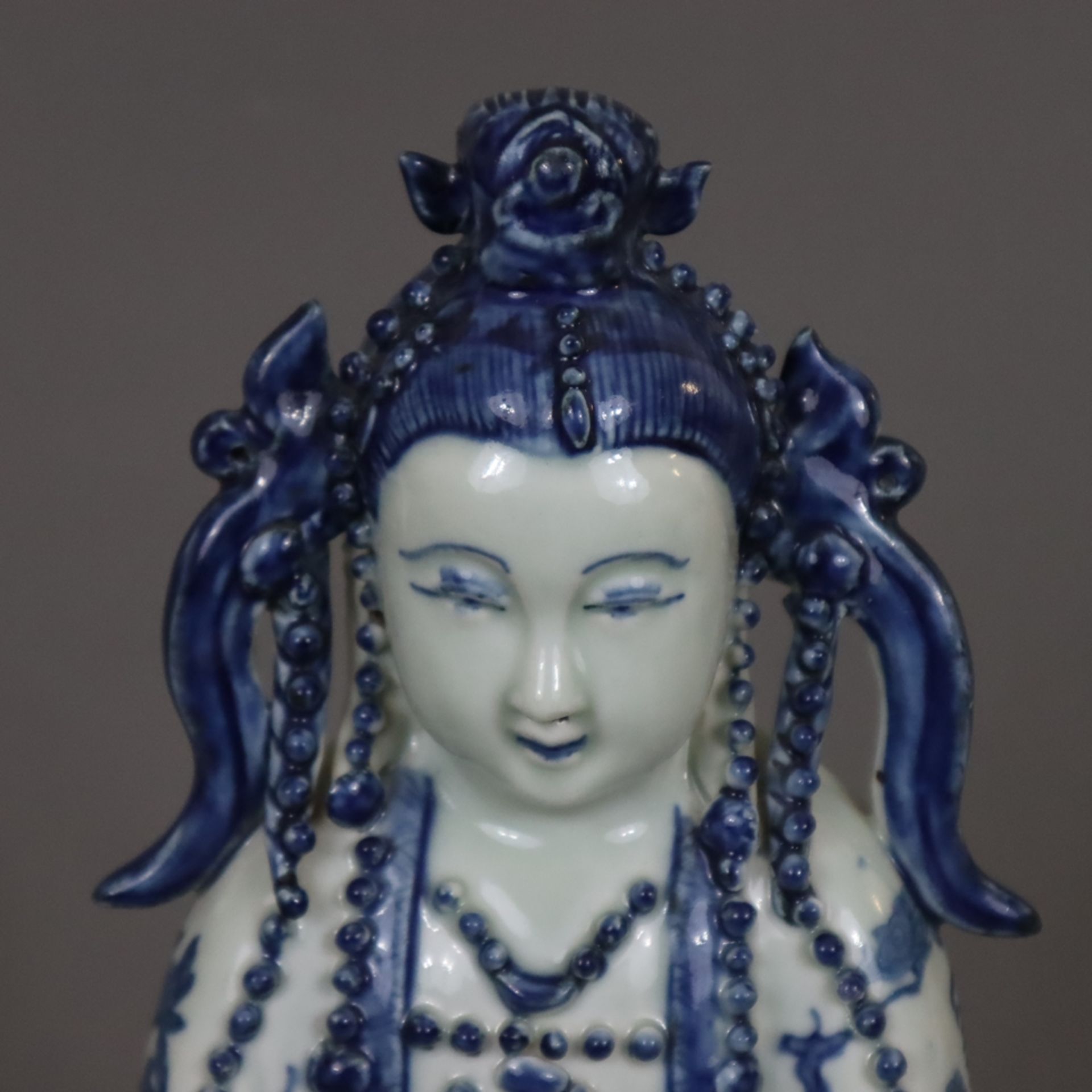 Guanyin mit Blau-Weiß-Dekor - China, Porzellanfigur mit unterglasurblauer Staffage, mit überreichem - Bild 3 aus 10