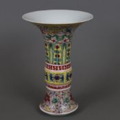 Vase - Porzellan, China 20.Jh., in traditioneller Gu-Form mit üppigem floralen Schmelzfarbendekor, 