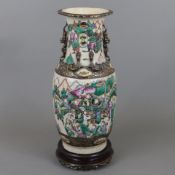 Balustervase auf Holzstand - China, gräuliche bzw. bräunliche Glasur mit feinem Craquelé, polychrom