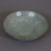Schale mit „Guan“-Glasur - passig geschweifte Schale mit grünlich-blauer Glasur sowie Glasursprünge