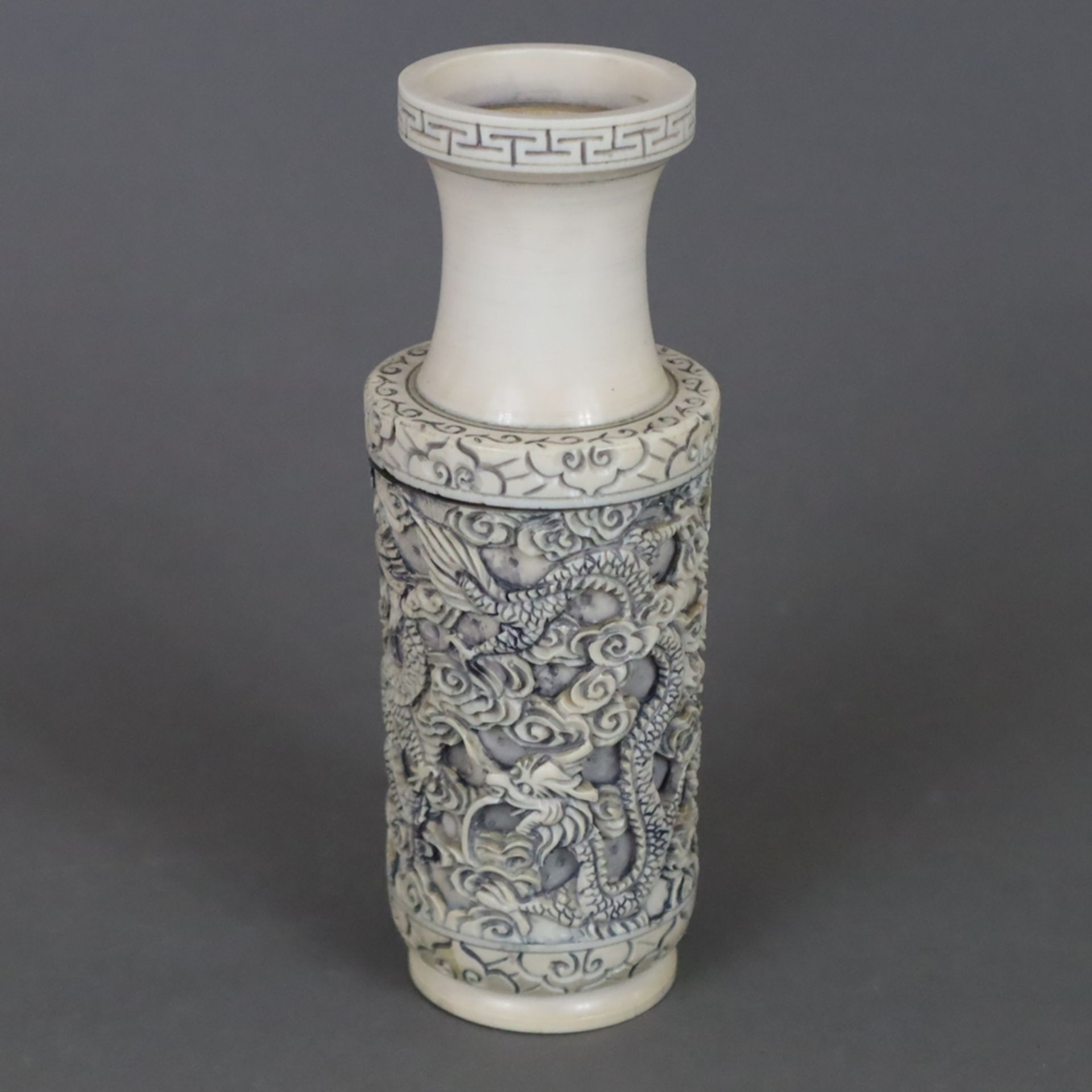 Konvolut Elfenbein-Gefäße - China, ausgehende Qing-Dynastie/1.Hälfte 20.Jh., 3-tlg. 2 Rouleau-Vasen - Image 6 of 9