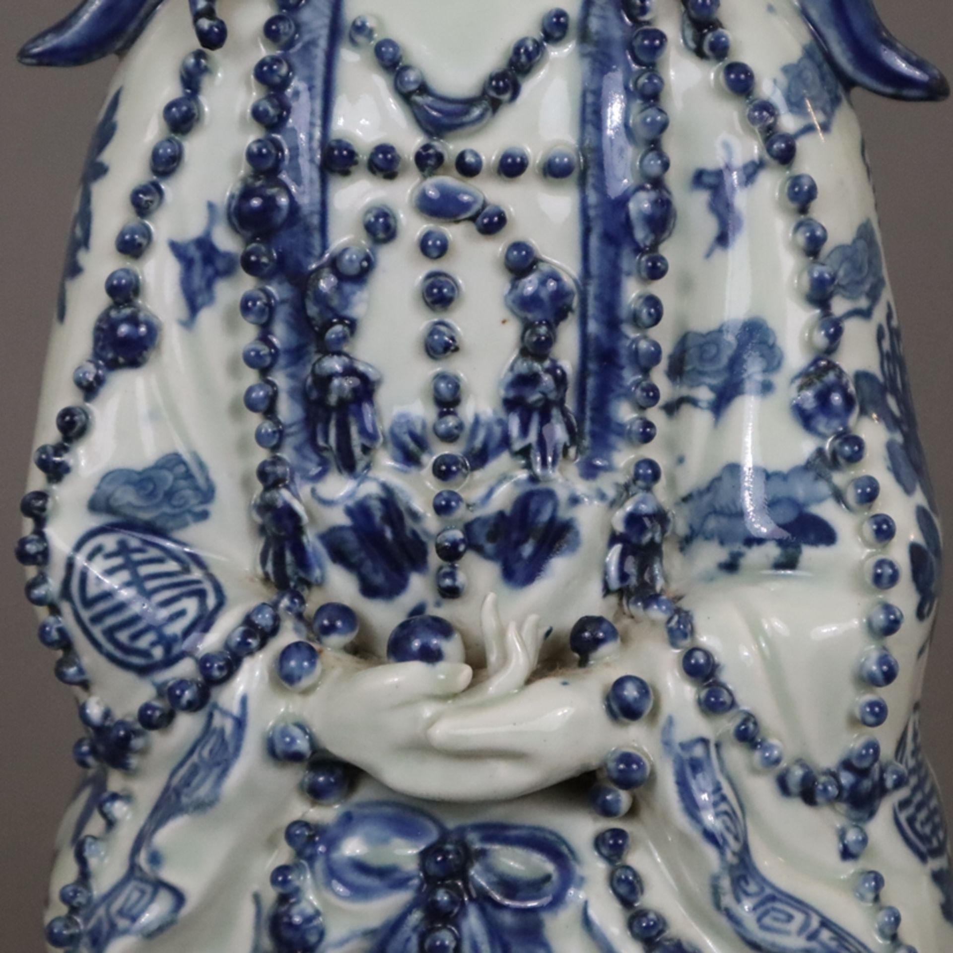 Guanyin mit Blau-Weiß-Dekor - China, Porzellanfigur mit unterglasurblauer Staffage, mit überreichem - Bild 5 aus 10
