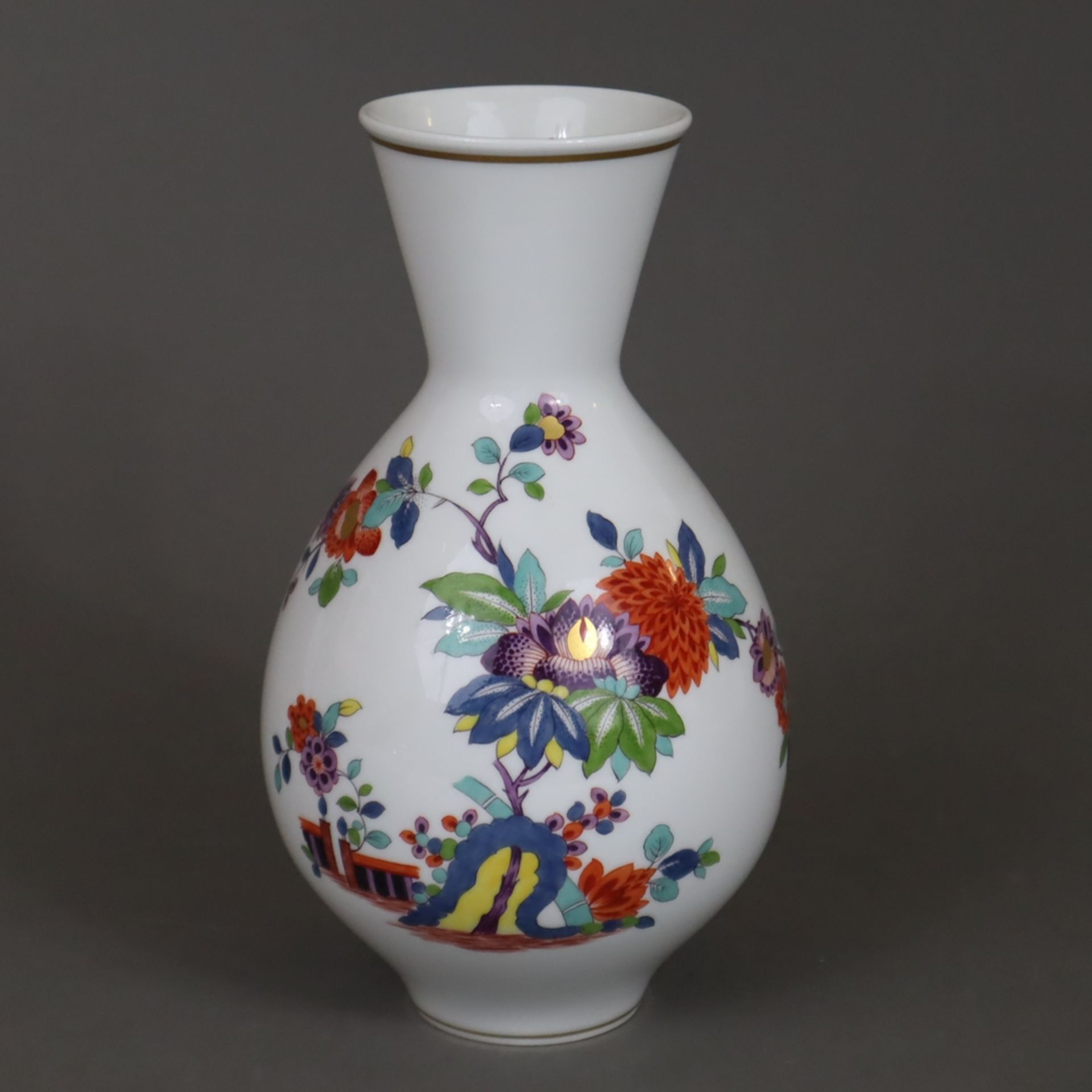 Vase - Meissen, 20.Jh., "Kakiemon"-Dekor, gebauchte Form mit konischem Hals, Porzellan, polychrome 
