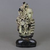 Ziervase aus Speckstein - China 20.Jh., feine Schnitzarbeit, aus zwei Teilen zusammengefügt, felsen