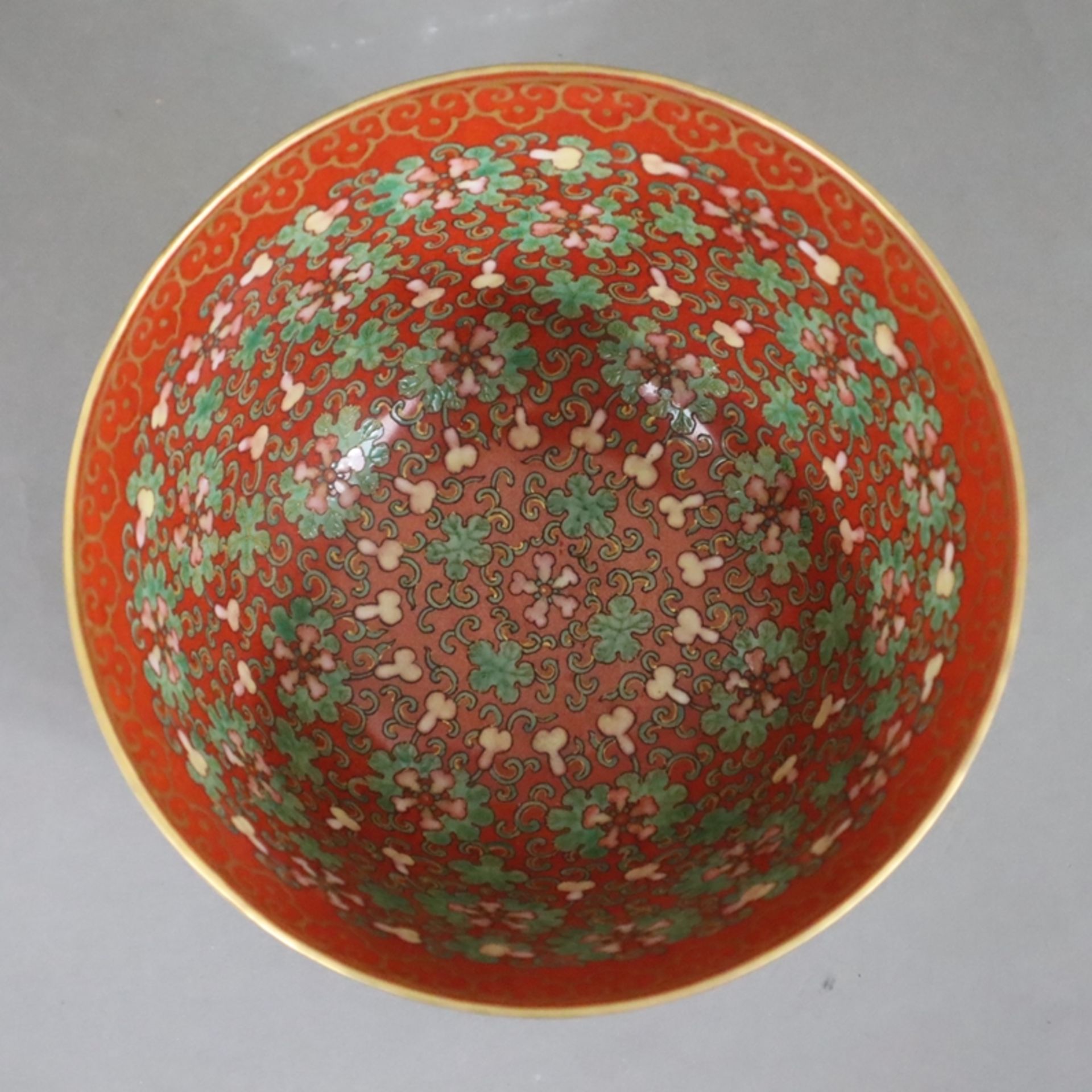 Ein Paar Kummen mit Glücksymbolik - China, Porzellan, bemalt mit polychromen Aufglasurfarben und Go - Bild 3 aus 10