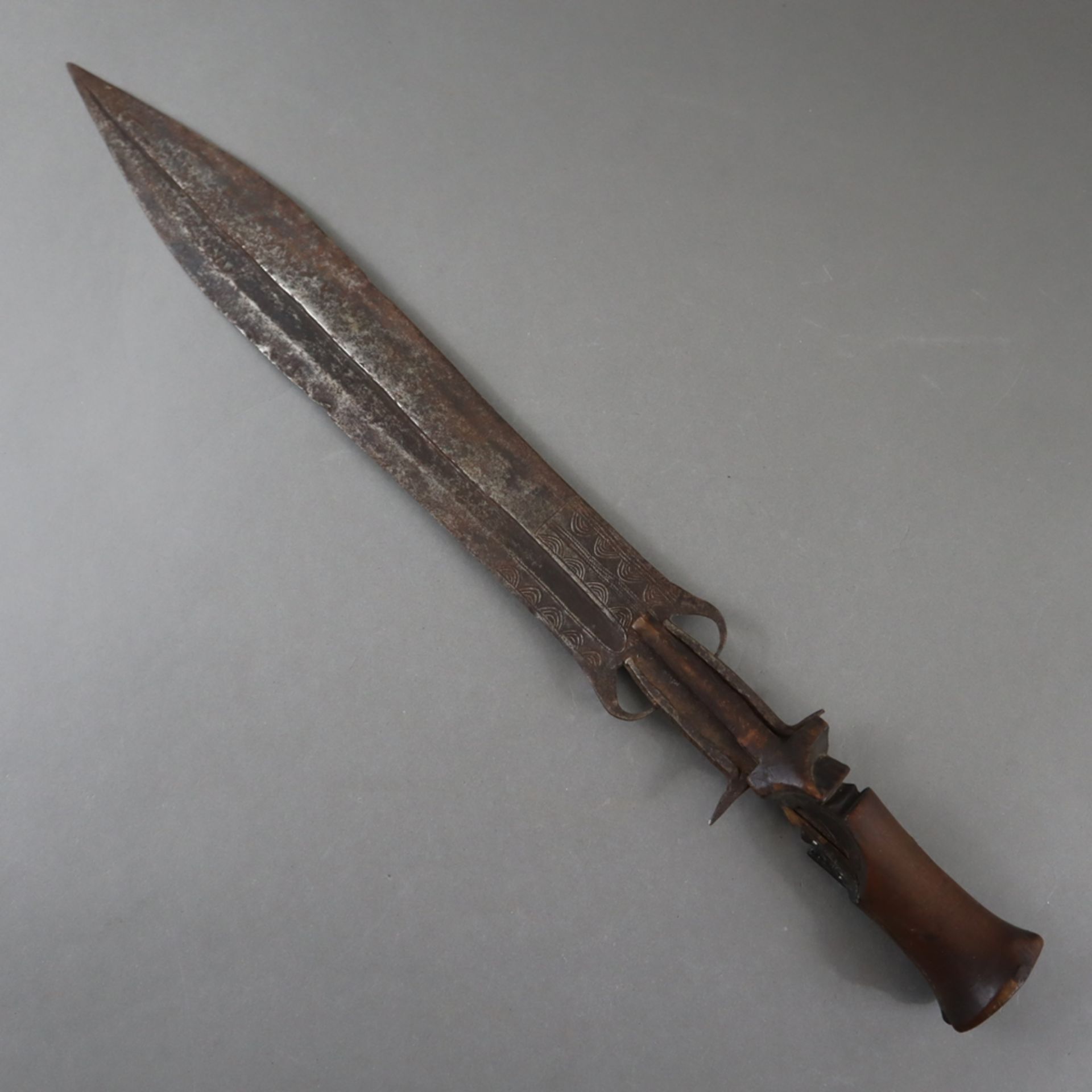 Kurzschwert "ntsakh" - Zentralafrika, Fang, blattförmige, gegradete Klinge, am Ansatz spitze, haken