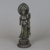 Stehende Tara - Tibet/Nepal, 18.Jh., Bronze, fein ziergraviert, in leichter Tribhanga auf einem dop