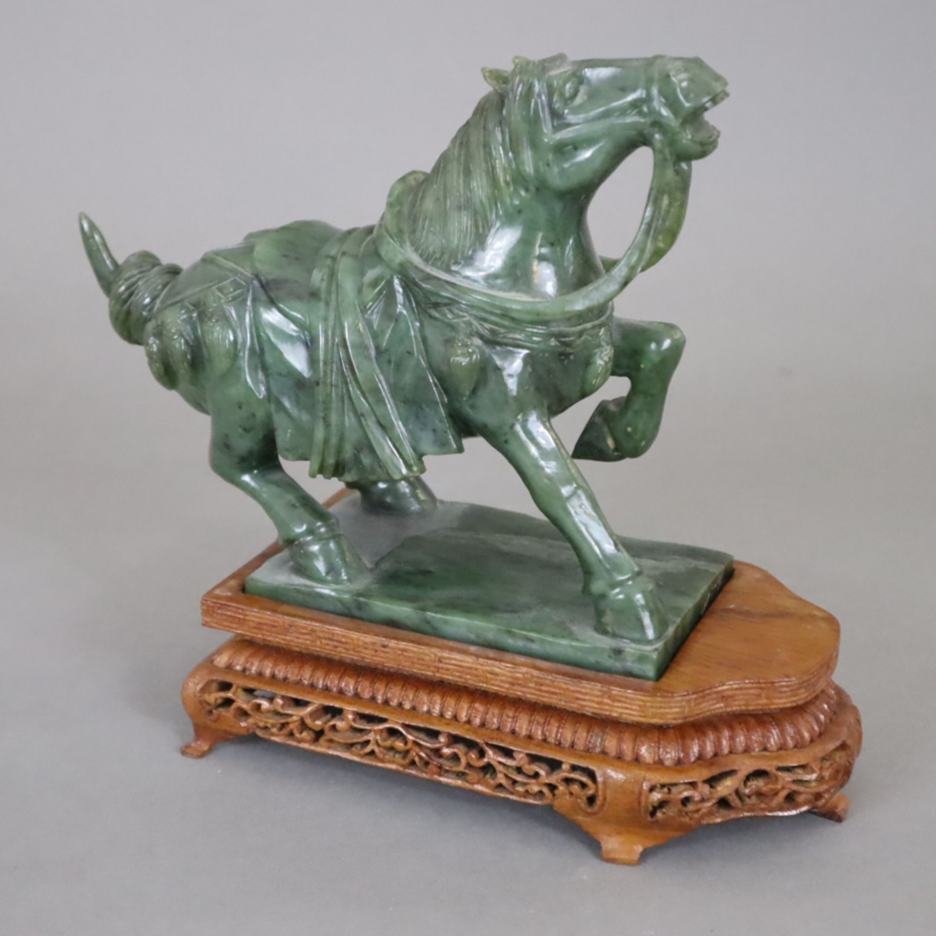 Jadepferd - China, wohl frühes 20.Jh., vollplastisch geschnitztes Pferd mit Sattel und Zaumzeug, au - Bild 2 aus 8