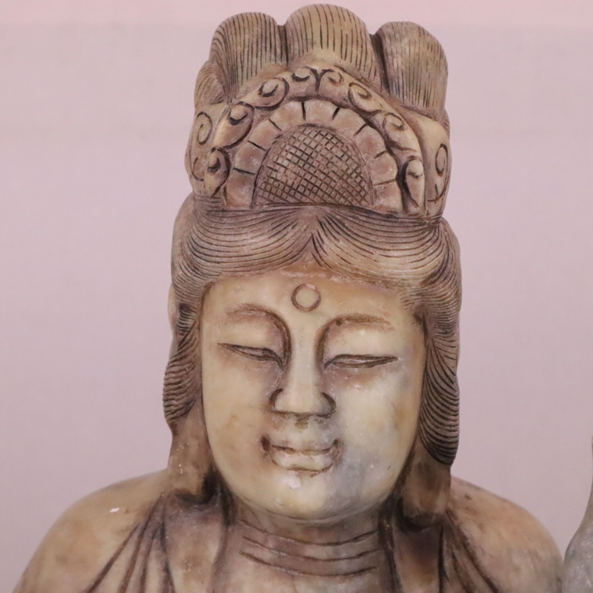 Große Steinskulptur “Guanyin mit Ruyi-Zepter und der Vase des Lebenselixiers” - China, Speckstein,  - Bild 2 aus 16