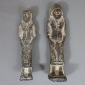 Zwei Ton-Ushebti - Figuren im Stil altägyptischer Grabbeilagen, Alter unbestimmt, H ca. 16/18cm, Ab