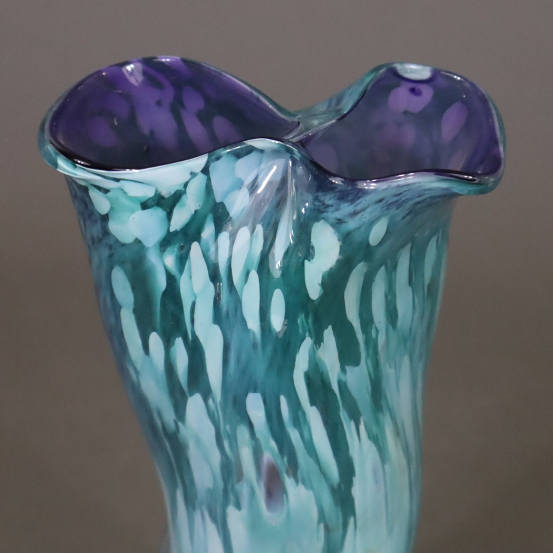 Künstlervase - 20.Jh., farbloses Glas mit farbigen Einschmelzungen, mehrfach gedrückte und geschwei - Bild 2 aus 7