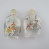 Zwei Snuffbottles - Glas von innen bemalt mit Gelehrten und mythologischen Figuren in Landschaft, K