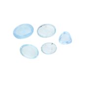 Fünf grünlich-blaue Aquamarin-Cabochons - diverse Formen, lose, zusammen 5,67ct, transparent, Wertg