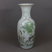 Vase - China, um 1900, Balusterwandung mit ausladender Lippe, Porzellan, grünliche Glasur, Dekor in