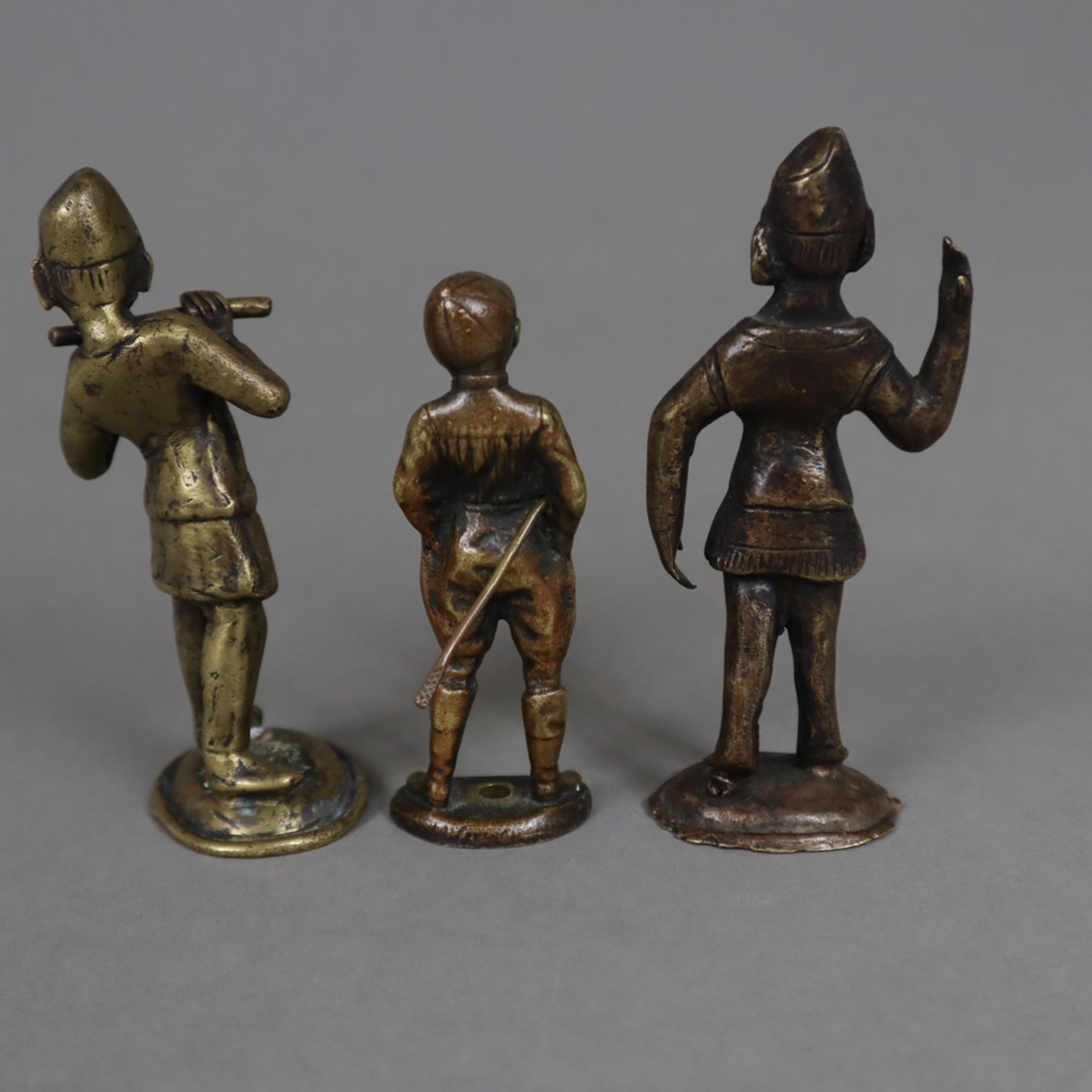 Konvolut Miniaturfiguren - 20.Jh., Bronze/Gelbguss, 1x Polospieler, 1x Flötenspieler, 1x Krieger, H - Image 6 of 7