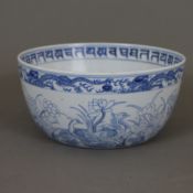 Blau-weiße Schale - China, rund, Dekor in Unterglasurblau, umlaufend und im Spiegel filigrane Teich