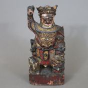 Wächtergottheit - China, ausgehende Qing-Dynastie, Holz geschnitzt, gefasst, Goldlack, auf Sockel a