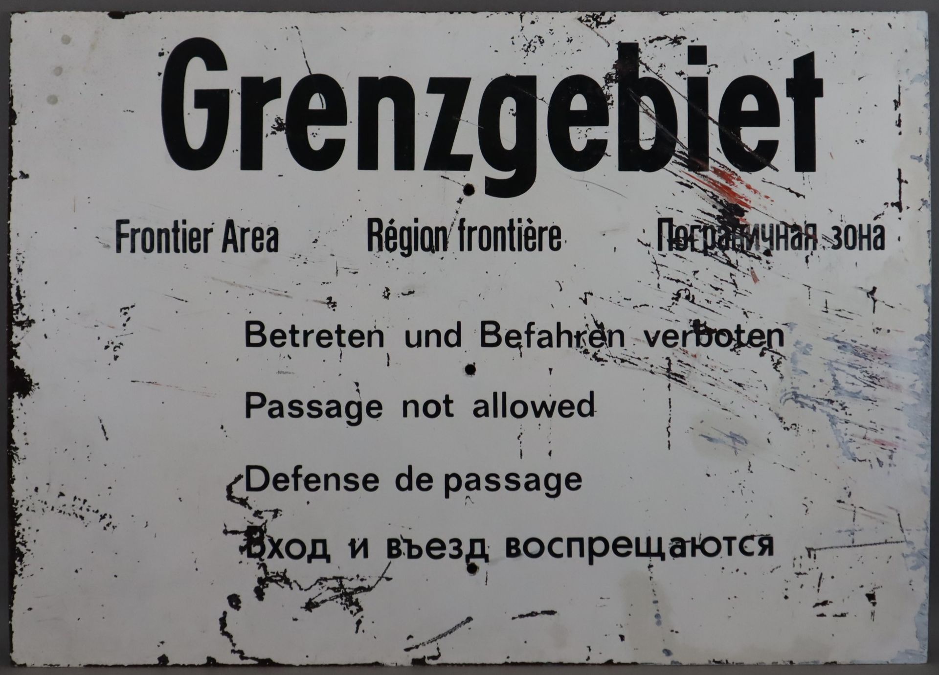 Viersprachiges Original-Warnschild aus Berlin - "Grenzgebiet…Betreten und Befahren verboten", dt.,