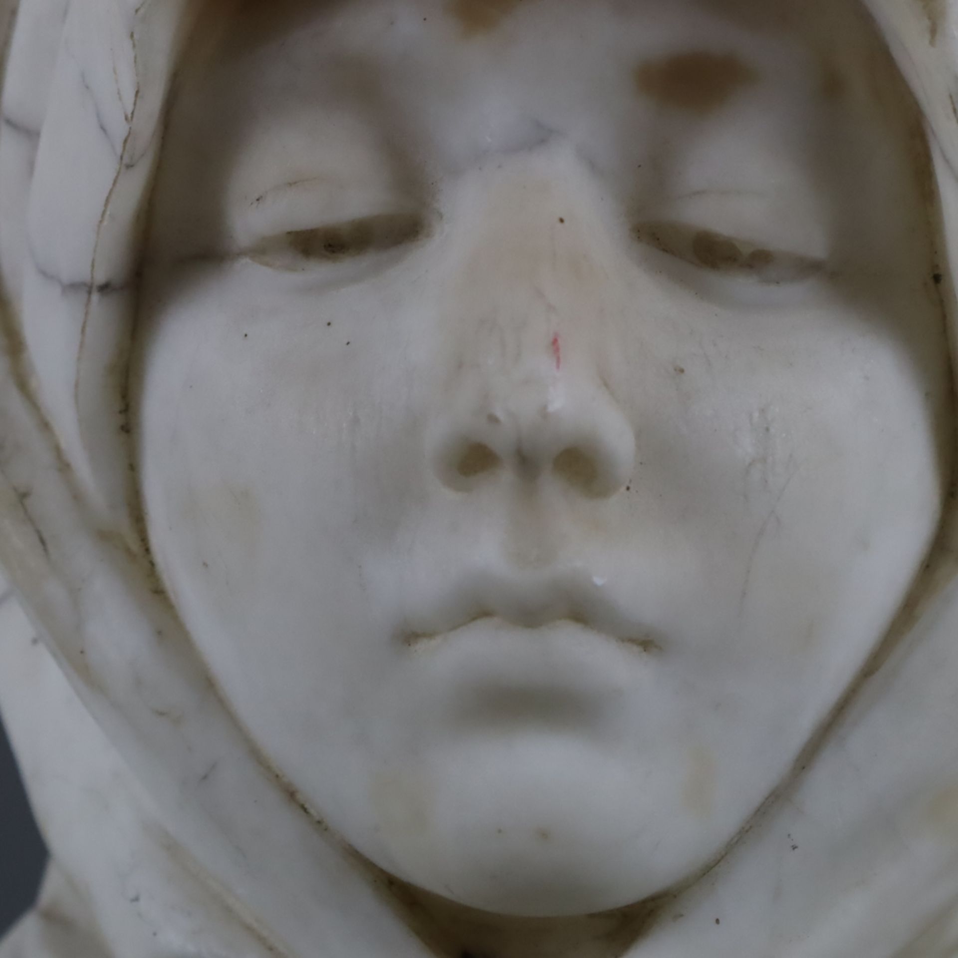 Frauenbüste - Alabaster, 19./20.Jh., anonymer Bildhauer, evtl. Italien, Büste einer jungen Frau mit - Image 3 of 13
