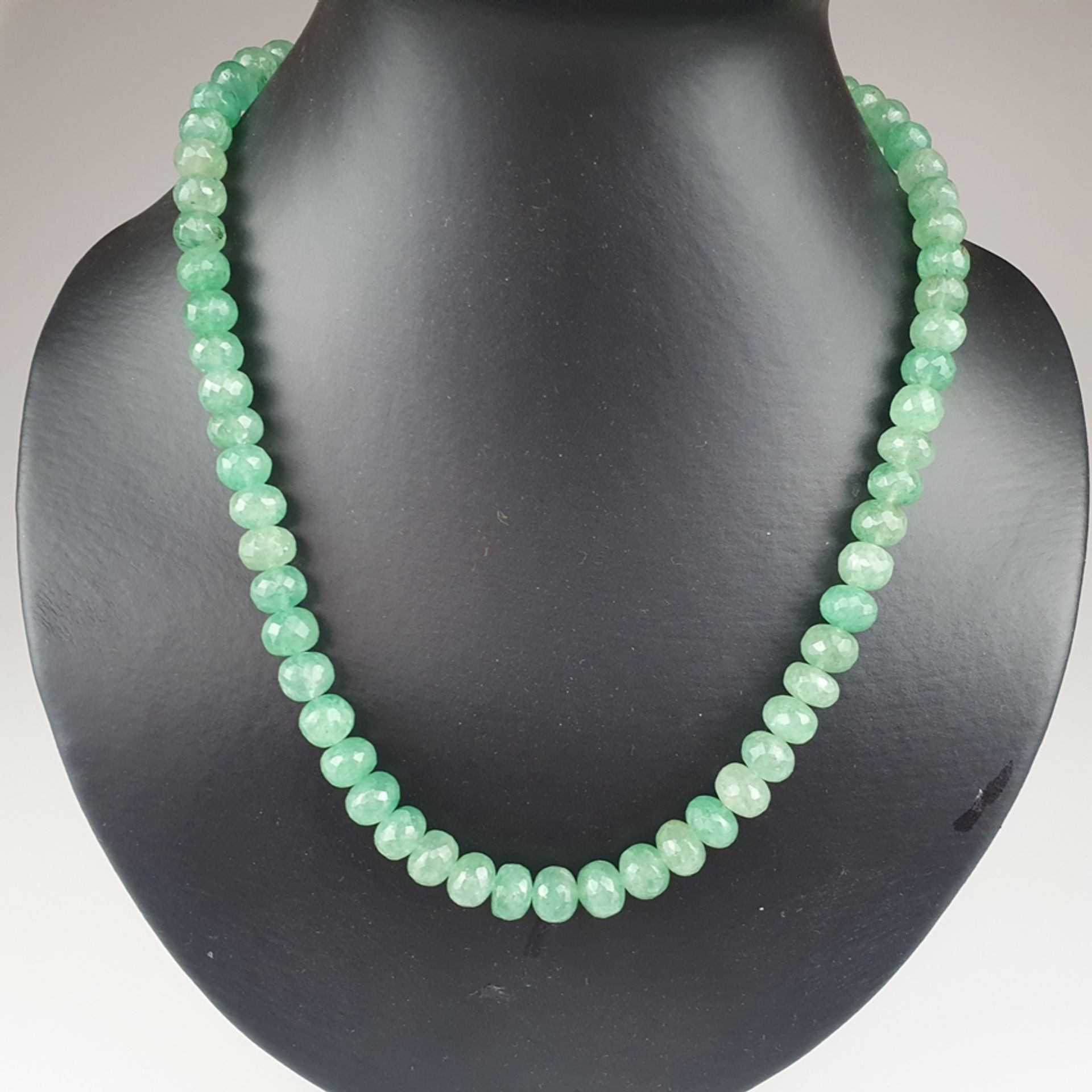 258cts Faceted Beryl Emerald Beads Necklace, L. ca. 45 cm,  ca. 50 Gramm