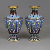 Paar überaus dekorative Cloisonné-Vasen - China, polychromer Zellenschmelz auf Messingkern, vergold