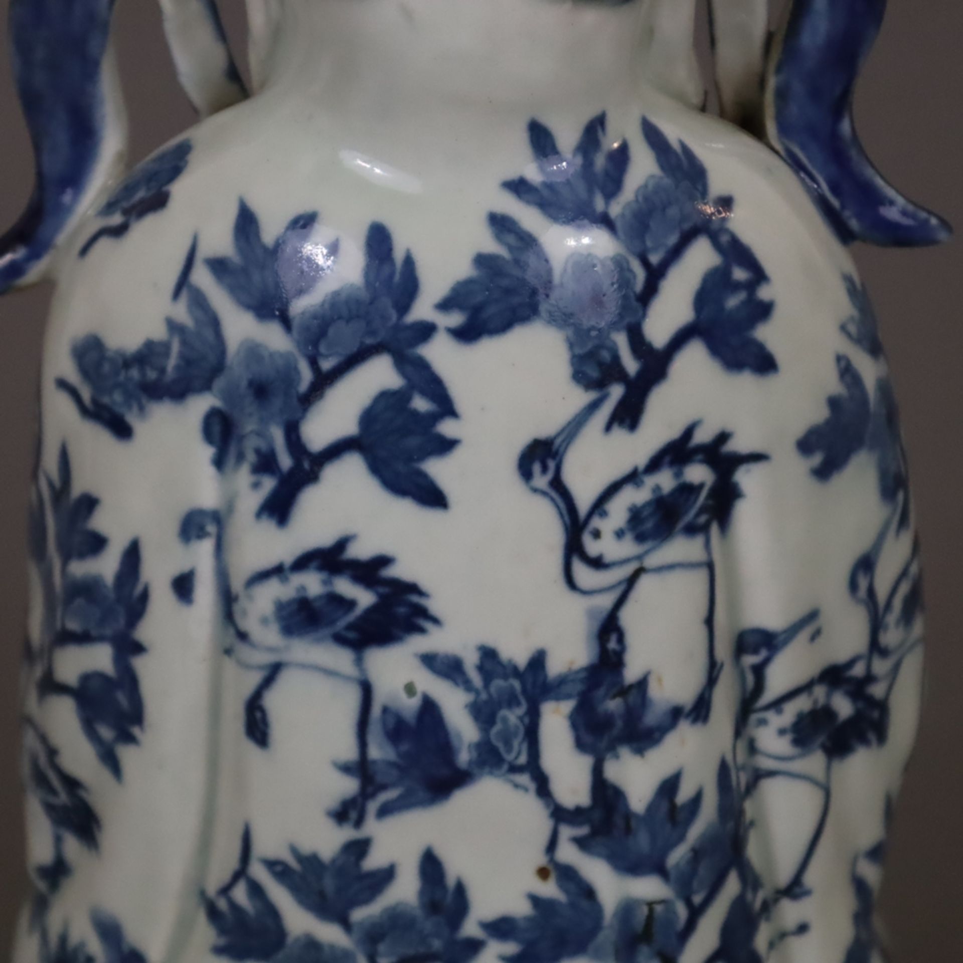 Guanyin mit Blau-Weiß-Dekor - China, Porzellanfigur mit unterglasurblauer Staffage, mit überreichem - Bild 8 aus 10