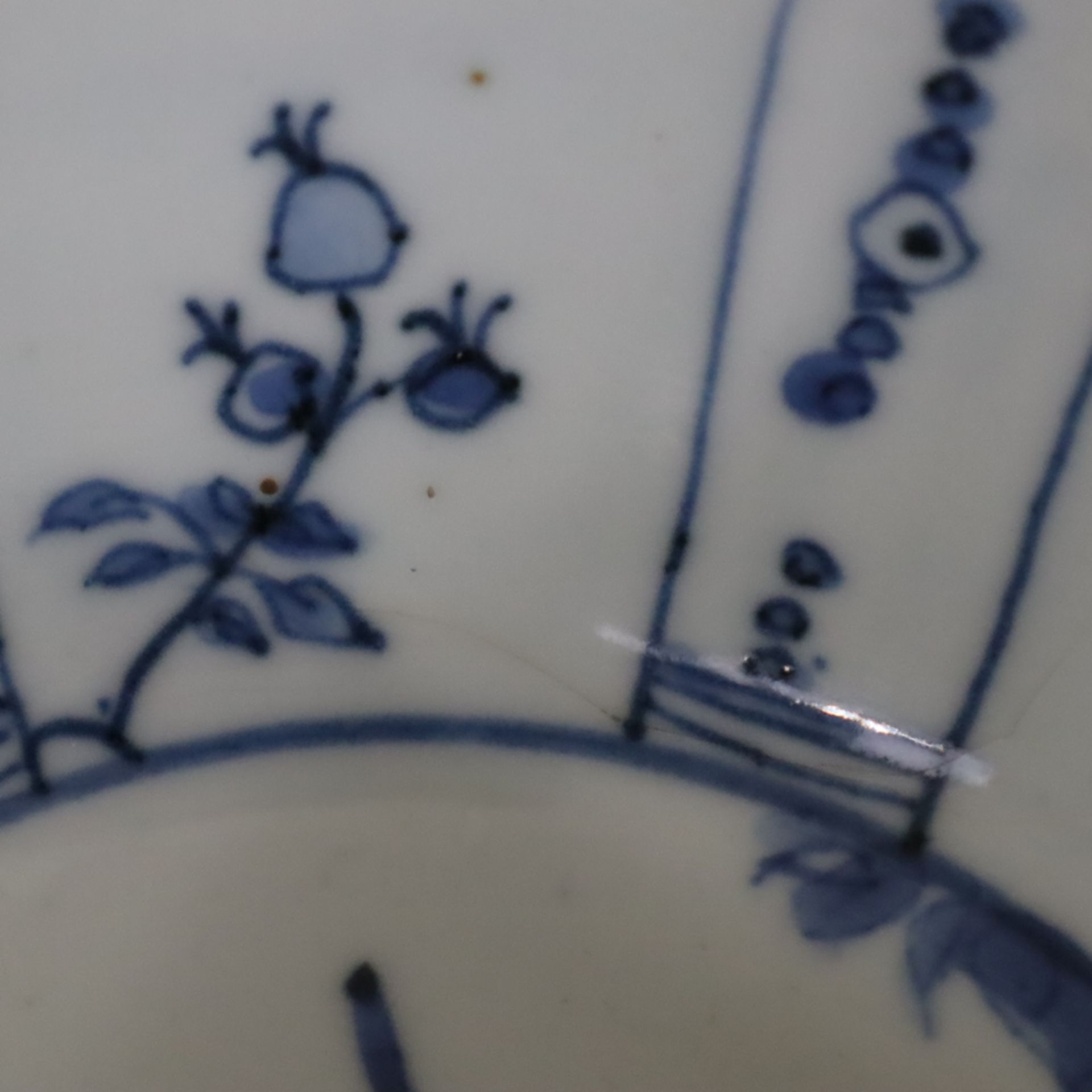 Schale - runde hohe Wandung mit passig geschweiftem Rand, innen und außen unterglasurblauer Reserve - Bild 8 aus 12