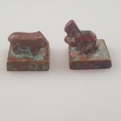 Zwei chinesische Bronzestempel mit Tierkreiszeichen-Figuren - Griff in Gestalt eines Pferdes bzw. S