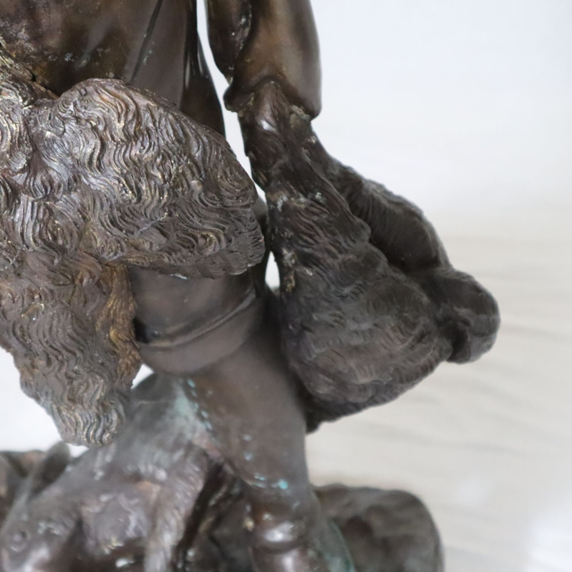 Große Bronzefigur “Junger Jäger mit Beute” - Bronzeskulptur mit braun-goldener Patina, wohl nach Au - Image 7 of 12