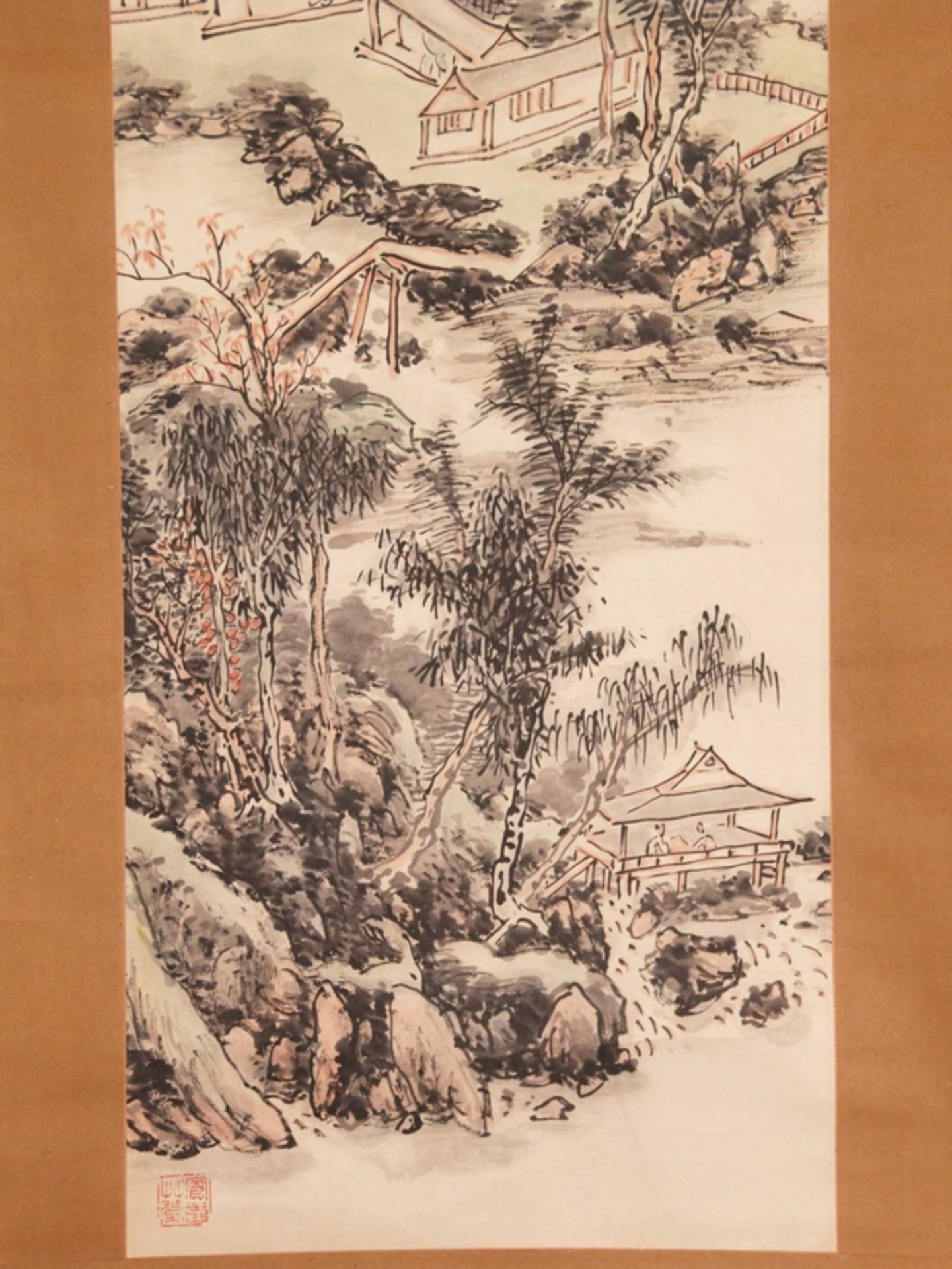 Rollbild - China 20.Jh., Tusche und Farben auf Papier, Hochaufragende Berglandschaft mit rot blühen - Bild 6 aus 10