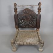 Alter Nomaden-Stuhl - Indien/Afghanistan, geschnitztes Hartholz, geflochtene Sitzfläche auf niedrig