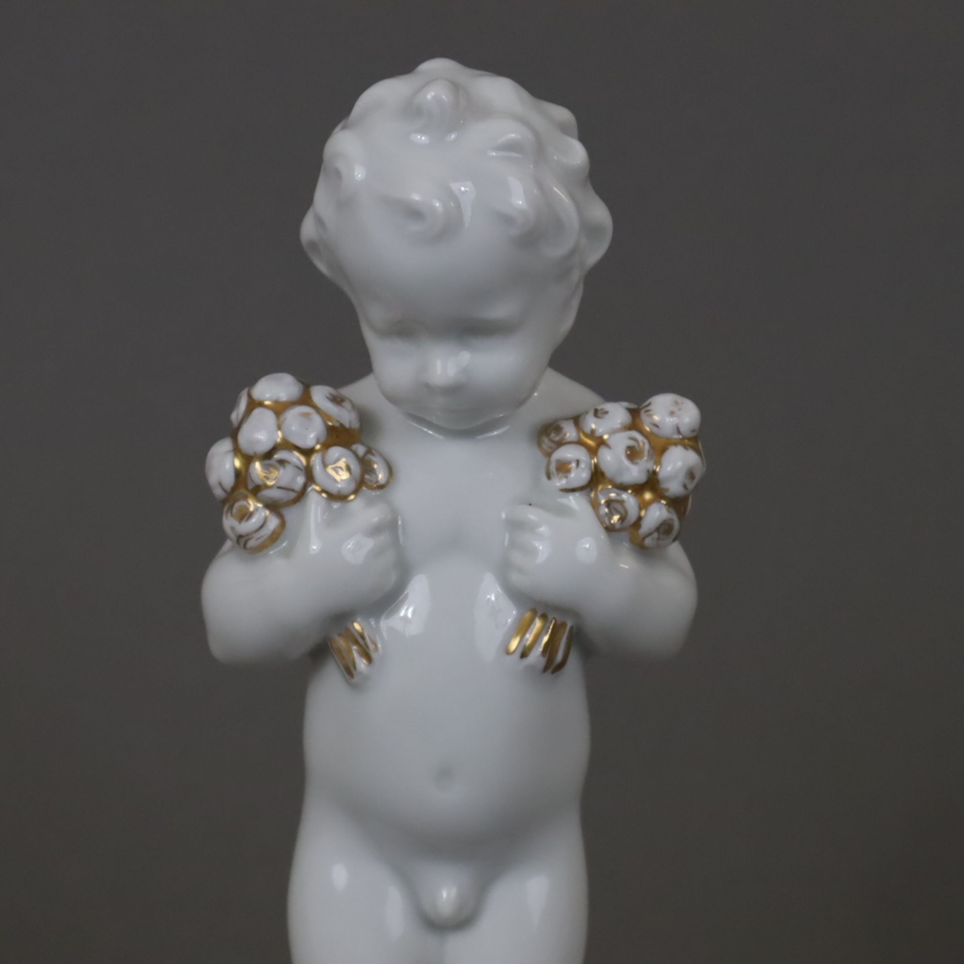 Putto mit Blumen - Hutschenreuther, Weißporzellan mit Goldakzenten, auf Halbkugel mit quadratischer - Bild 2 aus 5