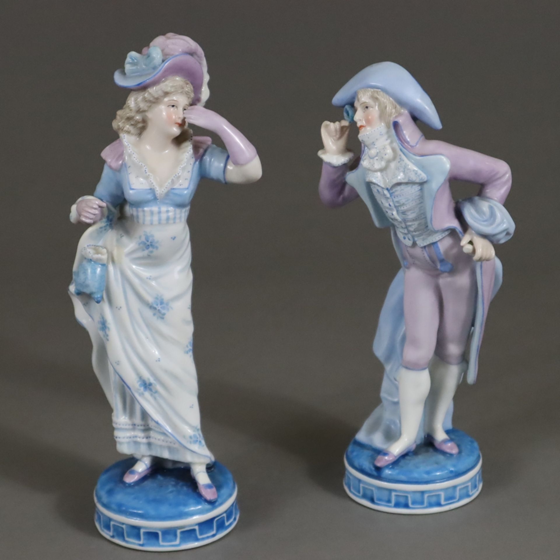 Biedermeier-Dame und -Kavalier - Gebrüder Voigt, Sitzendorf, Porzellan, polychrom bemalt in kalten 