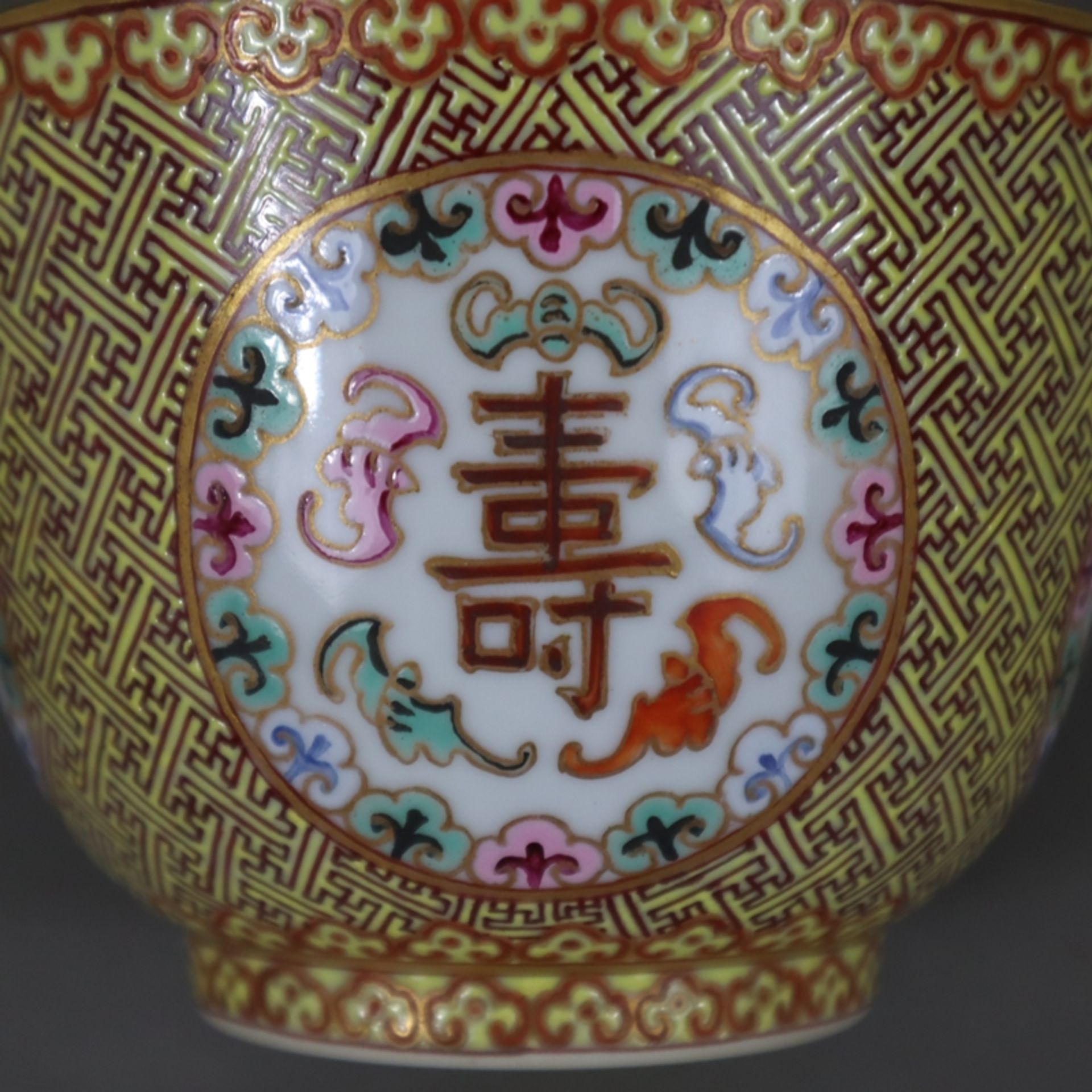 Ein Paar Kummen mit Glücksymbolik - China, Porzellan, bemalt mit polychromen Aufglasurfarben und Go - Bild 4 aus 10