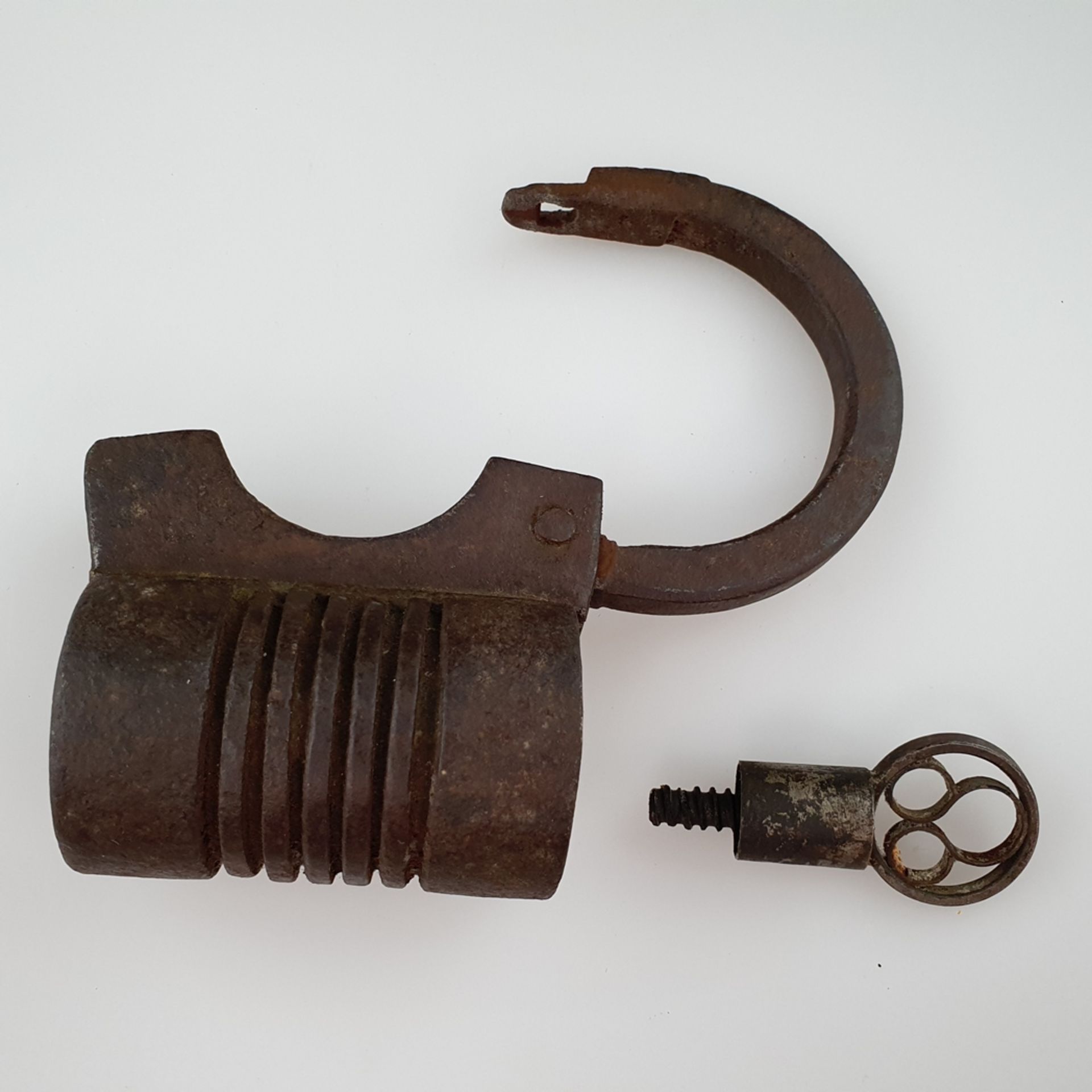 Drei Schlösser - 19.Jh., Eisen, 2x Vorhängeschloss, mit Schlüssel, intakt, L.ca.8,5/10,5cm, 1x Büch - Image 3 of 5