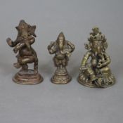Drei Ganesha Figuren - Indien/Nepal, Bronze, braun patiniert, 1x Ganesha tanzend, 1x Ganesha auf Lo