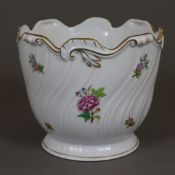 Cachepot - Herend, Ungarn, Porzellan, polychromer Dekor "Queen Victoria" mit Streublumen, Goldstaff