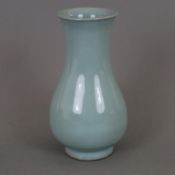Longquan-Vase im Song-Stil - Steinzeug mit grünblauer krakelierter Seladonglasur, auch unterseitig,