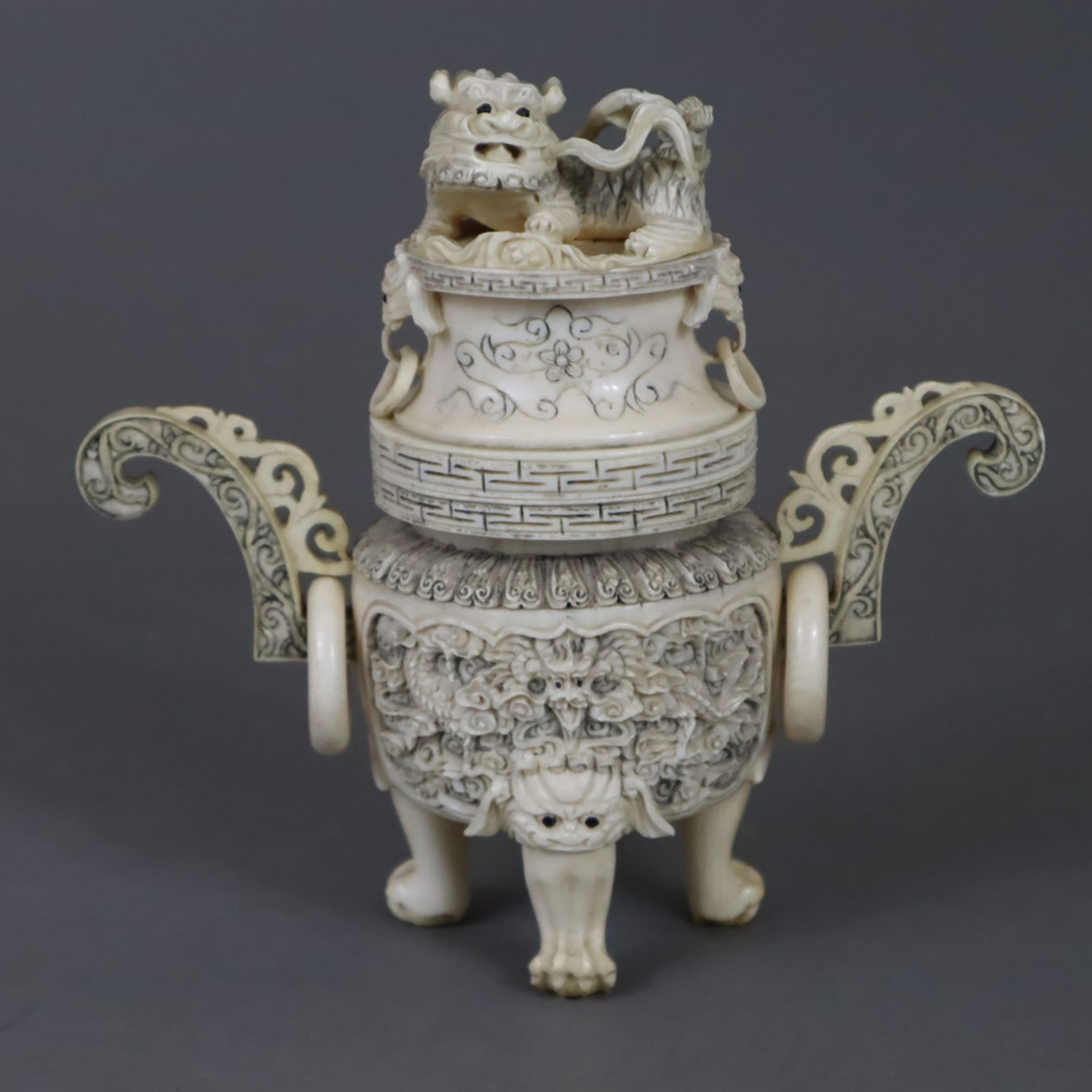 Konvolut Elfenbein-Gefäße - China, ausgehende Qing-Dynastie/1.Hälfte 20.Jh., 3-tlg. 2 Rouleau-Vasen - Image 2 of 9