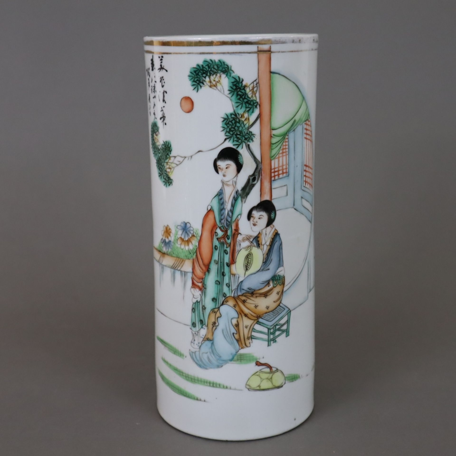 Hutständer - Porzellan, China, 20.Jh., zylindrische Form mit Hofdamen in stilisiertem Gartenpavillo