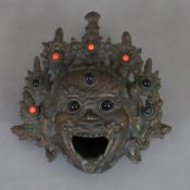 Mahakala-Räuchergefäß - Bronzeguss, dunkelbraun patiniert, auf drei Füßen aufliegende Maske des Mah