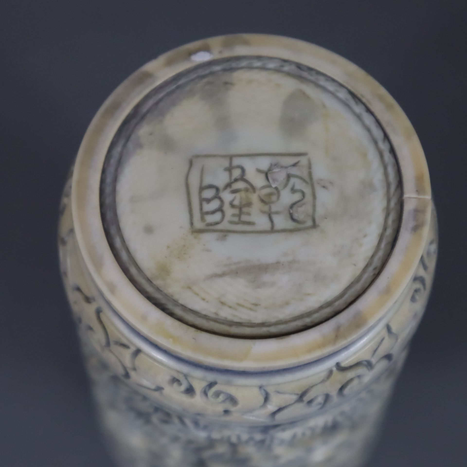 Konvolut Elfenbein-Gefäße - China, ausgehende Qing-Dynastie/1.Hälfte 20.Jh., 3-tlg. 2 Rouleau-Vasen - Image 9 of 9