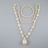 Elfenbeinkette & Armreif - fein polierte Elfenbeinelemente: längliche Perlen und Blüten, zentrale A