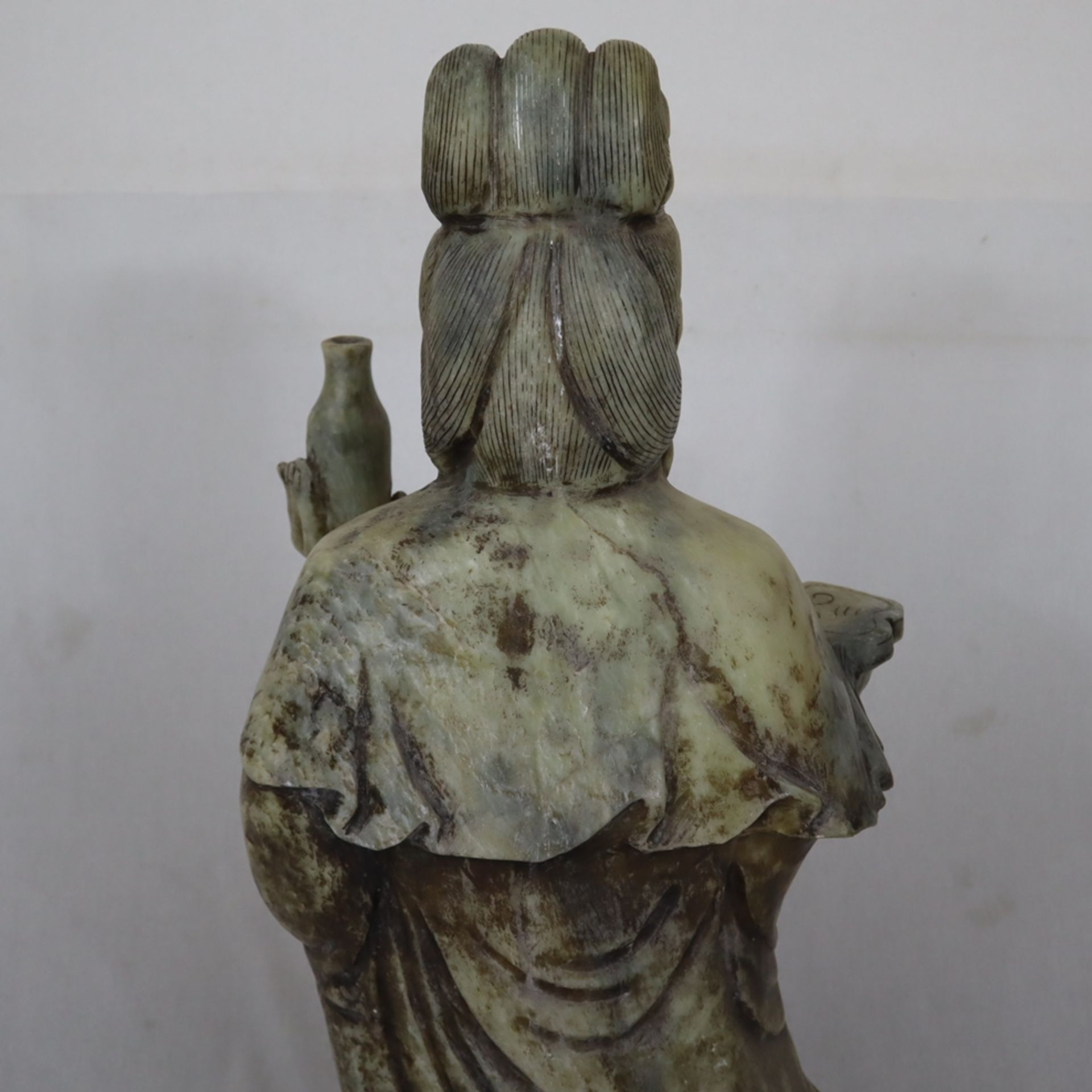 Große Steinskulptur “Guanyin mit Ruyi-Zepter und der Vase des Lebenselixiers” - China, Speckstein,  - Bild 13 aus 16