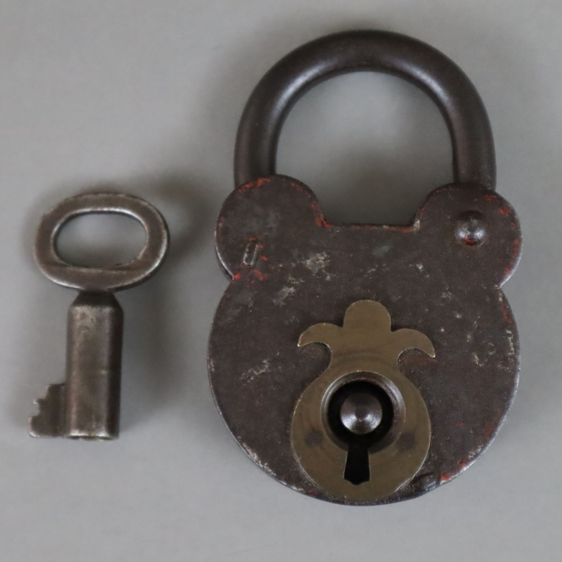 Vorhängeschloss - 19.Jh., Eisen, mit Schlüssel, intakt, L.ca.10,7cm - Image 2 of 5